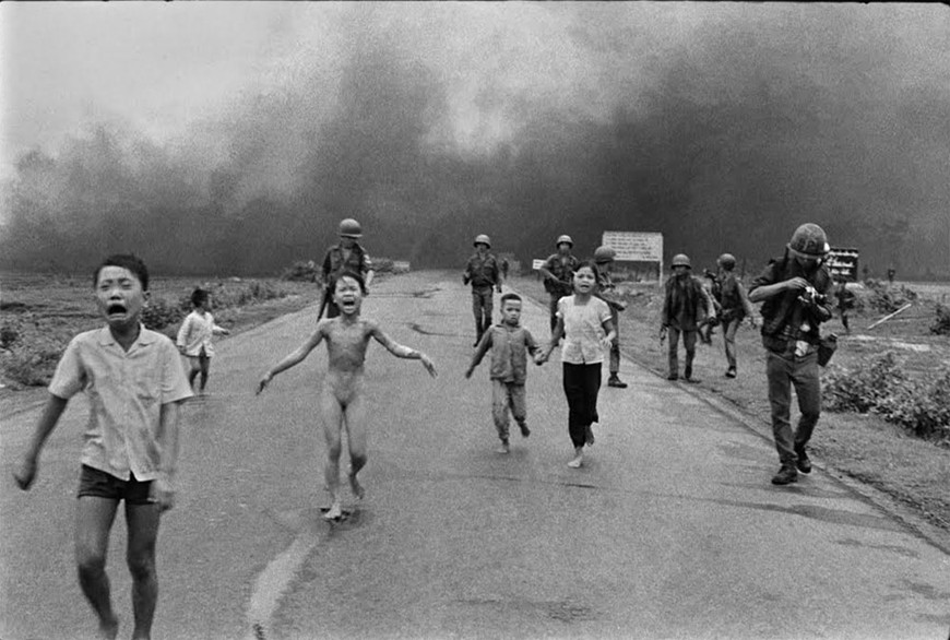 Bức ảnh “Em bé Napalm” điều trị đợt cuối sau 50 năm bị bỏng bởi bom Napalm