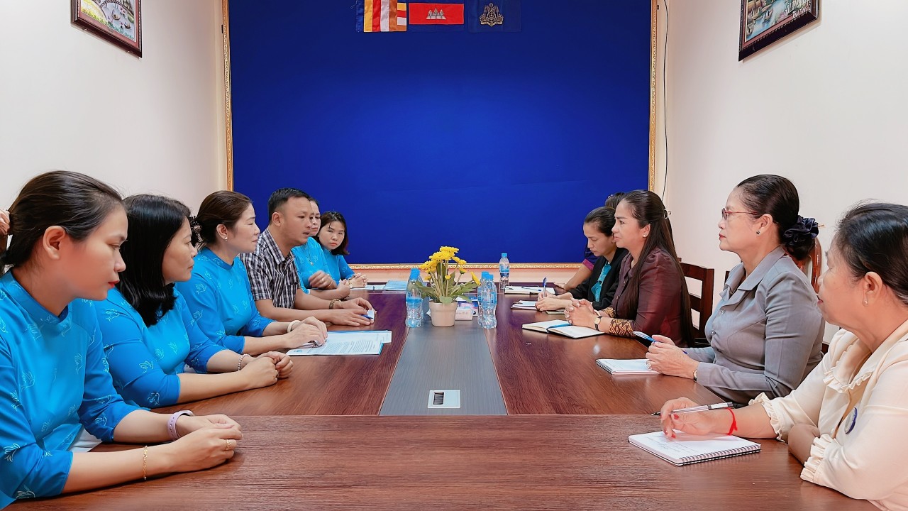 Tặng 50 suất quà cho phụ nữ Campuchia và Việt kiều tại tỉnh Modulkiri (Campuchia)
