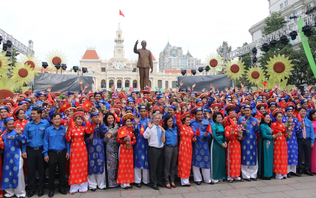 Các cặp đôi nên duyên trong chương trình lễ cưới tập thể (Ảnh: SGGPO). Các cặp đôi nên duyên trong chương trình lễ cưới tập thể (Ảnh: SGGPO).