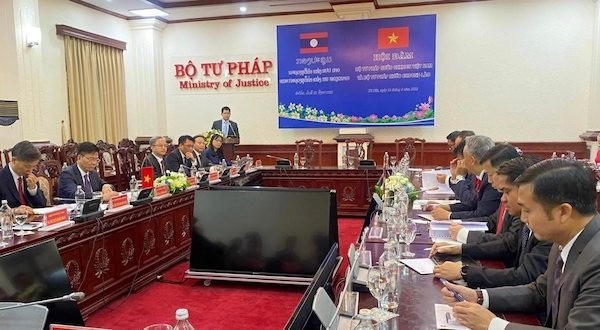 Toàn cảnh cuộc Hội đàm giữa Bộ trưởng Bộ Tư pháp nước Cộng hòa XHCN Việt Nam Lê Thành Long và Bộ trưởng Bộ Tư pháp nước Cộng hòa Dân chủ Nhân dân Lào Phayvy Siboualypha. Ảnh: TH. Toàn cảnh cuộc Hội đàm giữa Bộ trưởng Bộ Tư pháp nước Cộng hòa XHCN Việt Nam Lê Thành Long và Bộ trưởng Bộ Tư pháp nước Cộng hòa Dân chủ Nhân dân Lào Phayvy Siboualypha. Ảnh: TH.