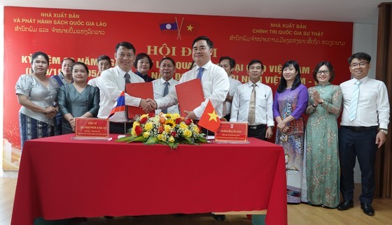 Đại biểu cắt băng khai mạc triển lãm.