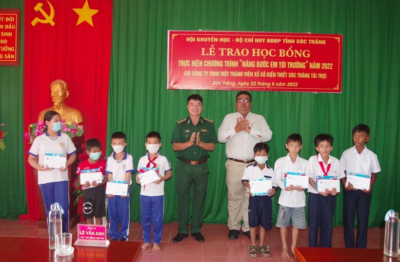 Đại diện lãnh đạo BĐBP tỉnh và Hội khuyến học tỉnh Sóc Trăng trao học bổng cho các em học sinh (Ảnh: giaoducthoidai.vn). Đại diện lãnh đạo BĐBP tỉnh và Hội khuyến học tỉnh Sóc Trăng trao học bổng cho các em học sinh (Ảnh: giaoducthoidai.vn).