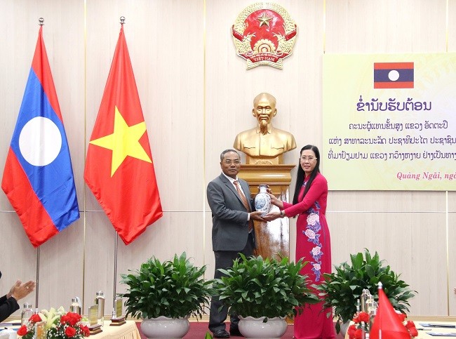 Vun đắp mối quan hệ hữu nghị và tăng cường hợp tác giữa 2 tỉnh Quảng Ngãi và Attapeu (Lào) Vun đắp mối quan hệ hữu nghị và tăng cường hợp tác giữa 2 tỉnh Quảng Ngãi và Attapeu (Lào)