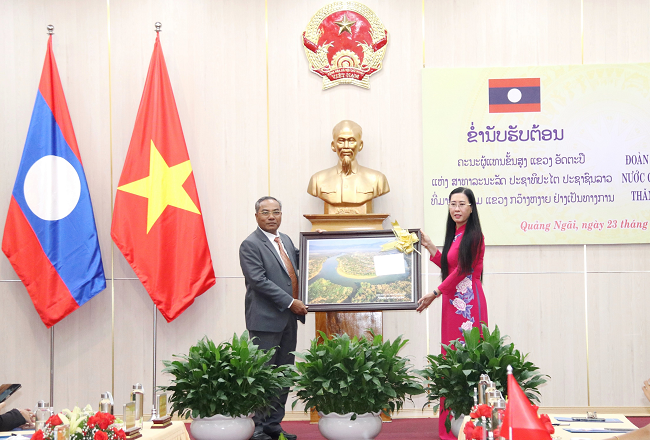 Vun đắp mối quan hệ hữu nghị và tăng cường hợp tác giữa 2 tỉnh Quảng Ngãi và Attapeu (Lào) Vun đắp mối quan hệ hữu nghị và tăng cường hợp tác giữa 2 tỉnh Quảng Ngãi và Attapeu (Lào)