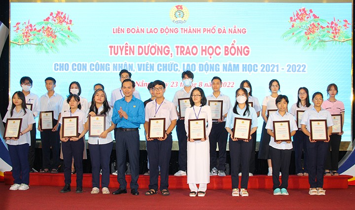 Chủ tịch LĐLĐ thành phố Nguyễn Duy Minh trao học bổng cho con công nhân, viên chức, lao động đạt thành tích cao trong học tập và rèn luyện (Ảnh: Chủ tịch LĐLĐ thành phố Nguyễn Duy Minh trao học bổng cho con công nhân, viên chức, lao động đạt thành tích cao trong học tập và rèn luyện (Ảnh:
