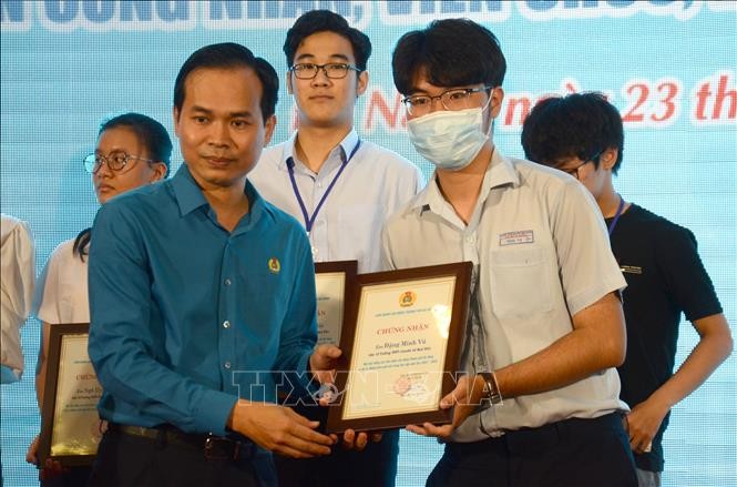 Chủ tịch LĐLĐ thành phố Đà Nẵng Nguyễn Duy Minh (trái) trao học bổng cho học sinh là con công nhân, người lao động (Ảnh: TTXVN). Chủ tịch LĐLĐ thành phố Đà Nẵng Nguyễn Duy Minh (trái) trao học bổng cho học sinh là con công nhân, người lao động (Ảnh: TTXVN).