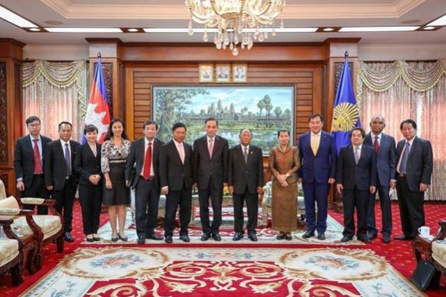 Vice President of the Cambodian People's Party, Deputy Prime Minister, and Chairwoman of the CPP Central Committee's Mass Mobilisation Commission Men Sam An receives the Vietnamese delegates. Photo: VNA Vice President of the Cambodian People's Party, Deputy Prime Minister, and Chairwoman of the CPP Central Committee's Mass Mobilisation Commission Men Sam An receives the Vietnamese delegates. Photo: VNA
