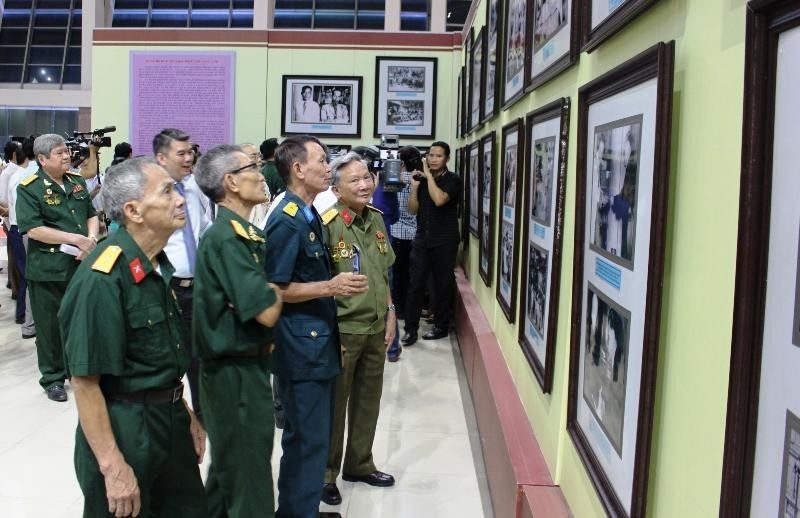 Các cựu chiến binh tham quan triển lãm (Ảnh: Báo Nhân Dân) Các cựu chiến binh tham quan triển lãm (Ảnh: Báo Nhân Dân)