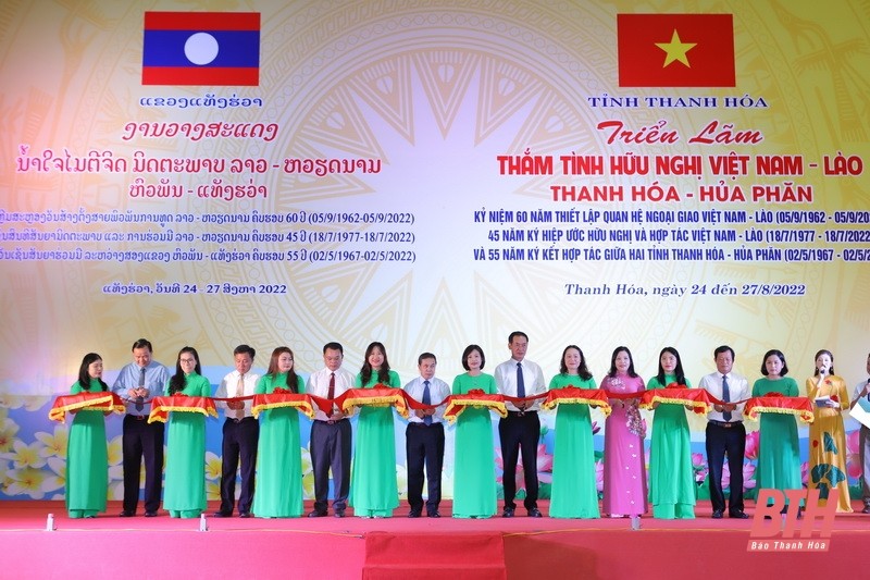 Các đồng chí lãnh đạo 2 tỉnh Thanh Hóa – Hủa Phăn tiến hành nghi thức cắt băng khai mạc triển lãm (Ảnh: Báo Thanh Hóa). Các đồng chí lãnh đạo 2 tỉnh Thanh Hóa – Hủa Phăn tiến hành nghi thức cắt băng khai mạc triển lãm (Ảnh: Báo Thanh Hóa).
