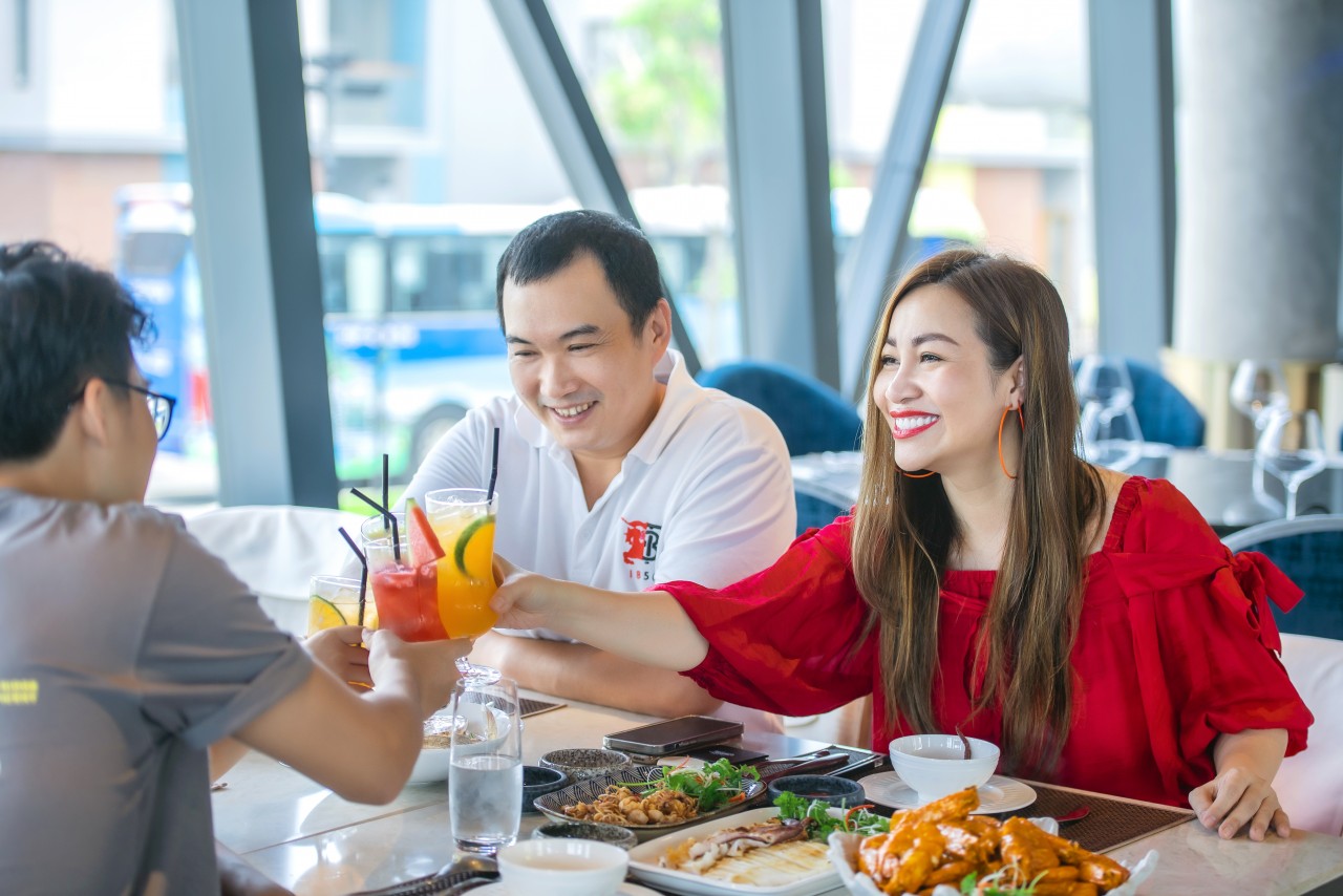 Ngoài các hoạt động vui chơi, sự góp mặt của các thương hiệu ẩm thực nổi tiếng cũng góp phần tạo nên sức hút cho NovaWorld Ho Tram. Ngoài các hoạt động vui chơi, sự góp mặt của các thương hiệu ẩm thực nổi tiếng cũng góp phần tạo nên sức hút cho NovaWorld Ho Tram.