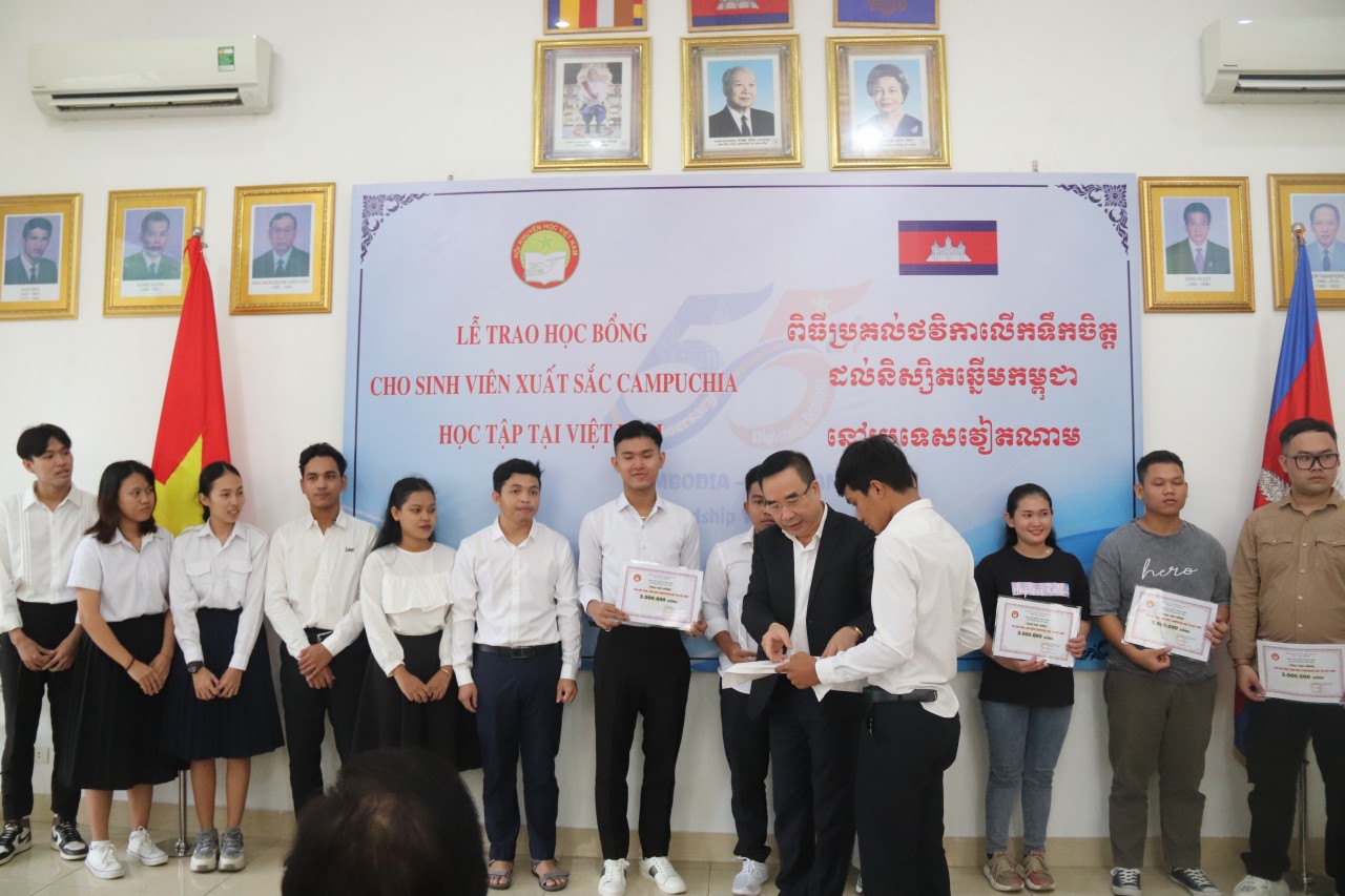 Trao 100 suất học bổng cho sinh viên Campuchia Trao 100 suất học bổng cho sinh viên Campuchia