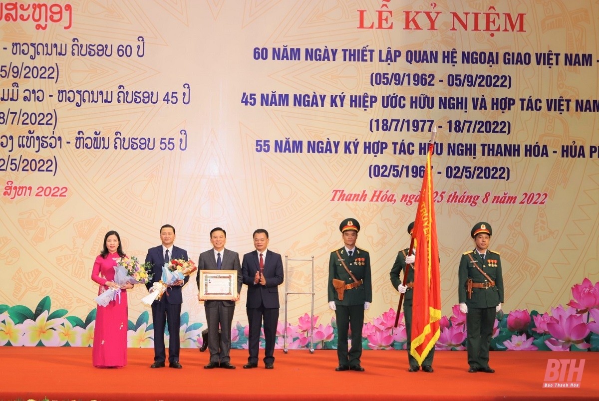Thừa ủy quyền Chủ tịch nước CHDCND Lào, đồng chí Văn Xay Pheng Xum Ma, Ủy viên Trung ương Đảng Nhân dân cách mạng Lào, Bí thư Tỉnh ủy, Tỉnh trưởng tỉnh Hủa Phăn trao Huân chương Phát triển hạng Nhất của Chủ tịch nước CHDCND Lào cho tỉnh Thanh Hóa (Ảnh: Báo Thanh Hóa). Thừa ủy quyền Chủ tịch nước CHDCND Lào, đồng chí Văn Xay Pheng Xum Ma, Ủy viên Trung ương Đảng Nhân dân cách mạng Lào, Bí thư Tỉnh ủy, Tỉnh trưởng tỉnh Hủa Phăn trao Huân chương Phát triển hạng Nhất của Chủ tịch nước CHDCND Lào cho tỉnh Thanh Hóa (Ảnh: Báo Thanh Hóa).