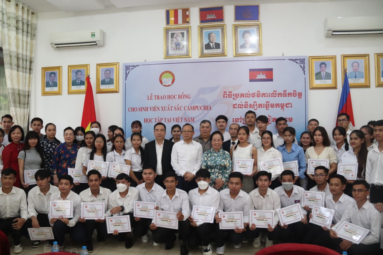 Trao 100 suất học bổng cho sinh viên Campuchia Trao 100 suất học bổng cho sinh viên Campuchia