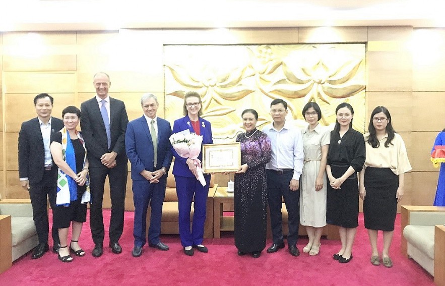 VUFO Presents Friendship Medal to UNDP Resident Representative in Vietnam Caitlin Wiesen VUFO Presents Friendship Medal to UNDP Resident Representative in Vietnam Caitlin Wiesen
