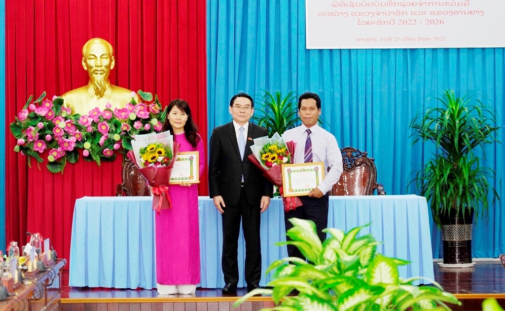2 tập thể, 2 cá nhân của tỉnh An Giang được Ủy viên Trung ương Đảng, Bí thư Tỉnh ủy, Tỉnh trưởng tỉnh Champasak Vilayvong Boutdakham trao Bằng khen vì đã có thành tích xuất sắc thực hiện các nội dung hợp tác trong lĩnh vực giáo dục giữa 2 tỉnh An Giang và Champasak 2 tập thể, 2 cá nhân của tỉnh An Giang được Ủy viên Trung ương Đảng, Bí thư Tỉnh ủy, Tỉnh trưởng tỉnh Champasak Vilayvong Boutdakham trao Bằng khen vì đã có thành tích xuất sắc thực hiện các nội dung hợp tác trong lĩnh vực giáo dục giữa 2 tỉnh An Giang và Champasak
