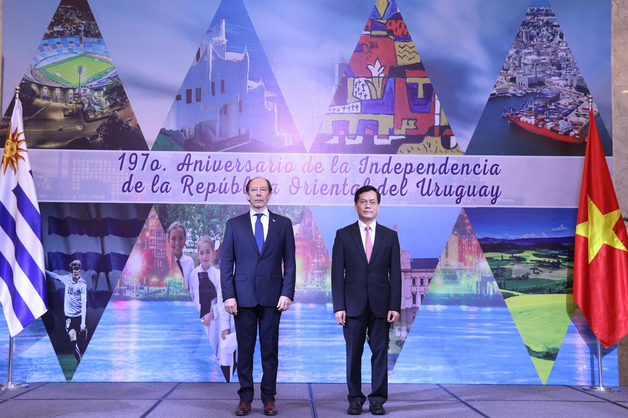 Ông Raul Pollak Giampietro và Thứ trưởng Bộ Ngoại giao Hà Kim Ngọc thực hiện nghi thức chào cờ hai nước (Ảnh: Thu Hà). Ông Raul Pollak Giampietro và Thứ trưởng Bộ Ngoại giao Hà Kim Ngọc thực hiện nghi thức chào cờ hai nước (Ảnh: Thu Hà).