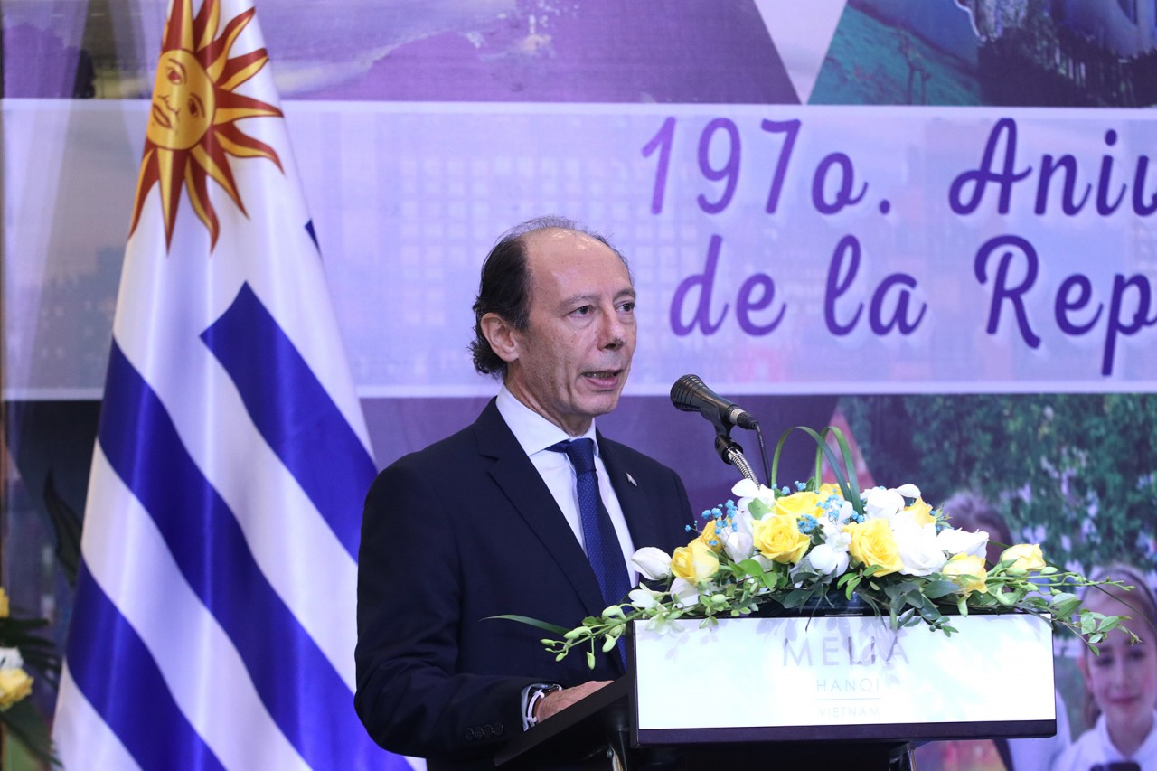 Ông Raul Pollak Giampietro chia sẻ về truyền thống ngày độc lập nước Cộng hòa Đông U-ru-goay (Ảnh: Thu Hà). Ông Raul Pollak Giampietro chia sẻ về truyền thống ngày độc lập nước Cộng hòa Đông U-ru-goay (Ảnh: Thu Hà).