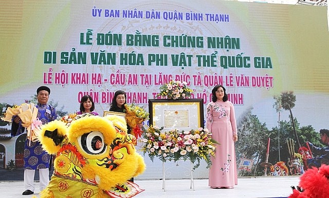 Phó Chủ tịch UBND TPHCM Phan Thị Thắng (phải) trao Quyết định và Bằng chứng nhận Di sản văn hóa phi vật thể quốc gia “Lễ hội Khai hạ-Cầu an” - Ảnh: VGP/Lê Anh Phó Chủ tịch UBND TPHCM Phan Thị Thắng (phải) trao Quyết định và Bằng chứng nhận Di sản văn hóa phi vật thể quốc gia “Lễ hội Khai hạ-Cầu an” - Ảnh: VGP/Lê Anh