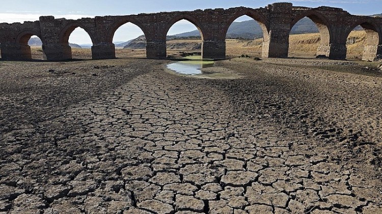 Cảnh khô hạn trên sông Guadiana, đoạn chảy qua Villarta de los Montes thuộc vùng Extremadura, Tây Ban Nha, ngày 16/8/2022. (Ảnh: AFP/TTXVN) Cảnh khô hạn trên sông Guadiana, đoạn chảy qua Villarta de los Montes thuộc vùng Extremadura, Tây Ban Nha, ngày 16/8/2022. (Ảnh: AFP/TTXVN)