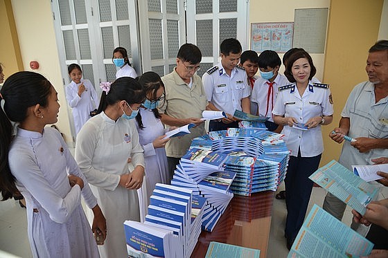 Sự kết hợp hiệu quả từ nhiều mô hình tuyên truyền Luật Cảnh sát biển Việt Nam Sự kết hợp hiệu quả từ nhiều mô hình tuyên truyền Luật Cảnh sát biển Việt Nam