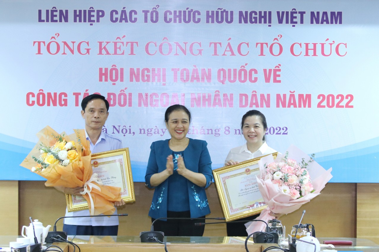 Bà Nguyễn Phương Nga – Chủ tịch Liên hiệp các tổ chức hữu nghị Việt Nam trao bằng khen cho tập thể Sở Ngoại vụ và Liên hiệp các tổ chức hữu nghị tỉnh Cao Bằng. Bà Nguyễn Phương Nga – Chủ tịch Liên hiệp các tổ chức hữu nghị Việt Nam trao bằng khen cho tập thể Sở Ngoại vụ và Liên hiệp các tổ chức hữu nghị tỉnh Cao Bằng.