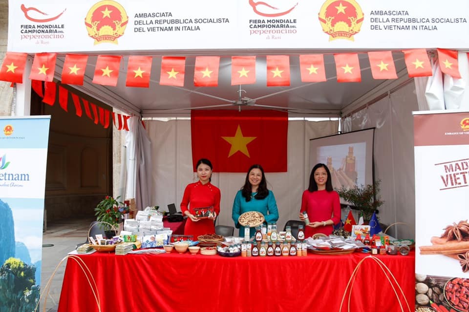 The Vietnamese booth at the event introduced to visitors Vietnamese chili and chili products and many other products such as peppercorn, tea and coffee. The Vietnamese booth at the event introduced to visitors Vietnamese chili and chili products and many other products such as peppercorn, tea and coffee.