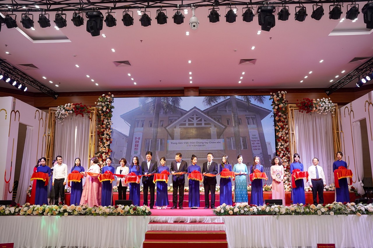 Các vị đại biểu cắt băng khánh thành tại buổi lễ. Các vị đại biểu cắt băng khánh thành tại buổi lễ.