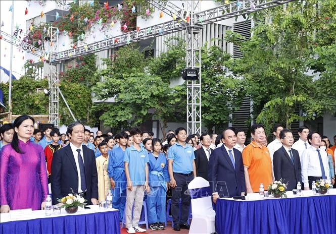 Chủ tịch nước dự Ngày hội tới trường của các em nhỏ mồ côi do COVID-19 Chủ tịch nước dự Ngày hội tới trường của các em nhỏ mồ côi do COVID-19