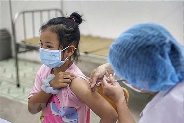 Vaccinating a pupil against COVID-19 a the Tan Linh primary school in Hanoi. Photo: VNA Vaccinating a pupil against COVID-19 a the Tan Linh primary school in Hanoi. Photo: VNA