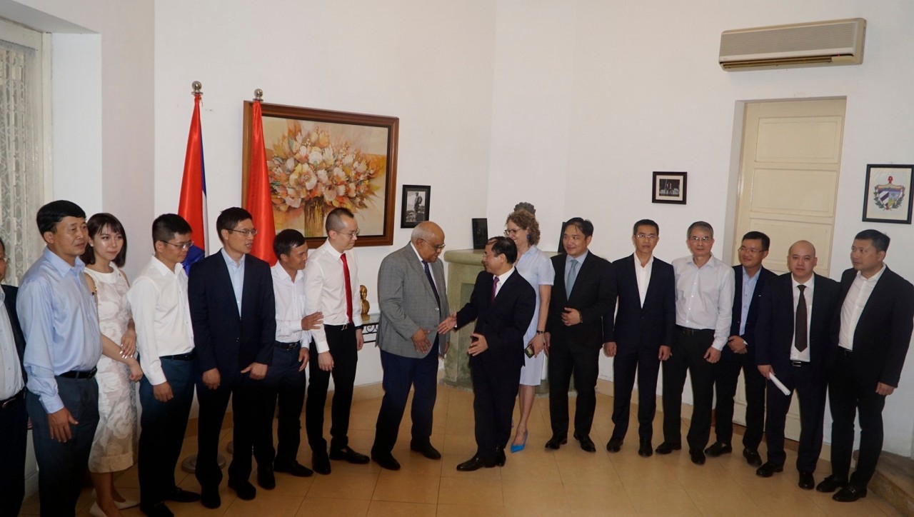 Several Vietnamese enterprises donate to help Cuba address the aftermaths of the recent oil storage facility fire. Photo: Cuban Embassy Several Vietnamese enterprises donate to help Cuba address the aftermaths of the recent oil storage facility fire. Photo: Cuban Embassy