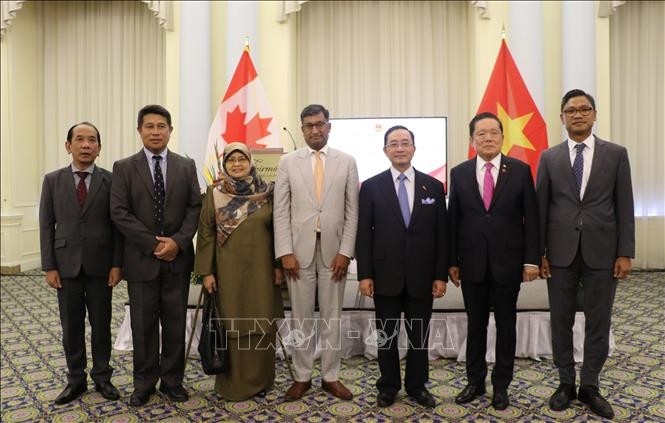 Đại sứ Việt Nam tại Canada Phạm Cao Phong cùng đại diện Chính phủ, Quốc hội Canada và đại diện các phái đoàn ngoại giao. (Ảnh: Trung Dũng/TTXVN) Đại sứ Việt Nam tại Canada Phạm Cao Phong cùng đại diện Chính phủ, Quốc hội Canada và đại diện các phái đoàn ngoại giao. (Ảnh: Trung Dũng/TTXVN)