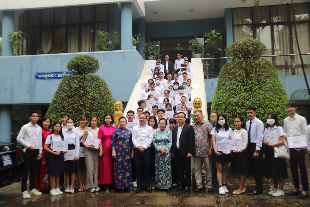 1,000 Cambodian Students Studying in Vietnam: Bridge Linking Two Countries 1,000 Cambodian Students Studying in Vietnam: Bridge Linking Two Countries