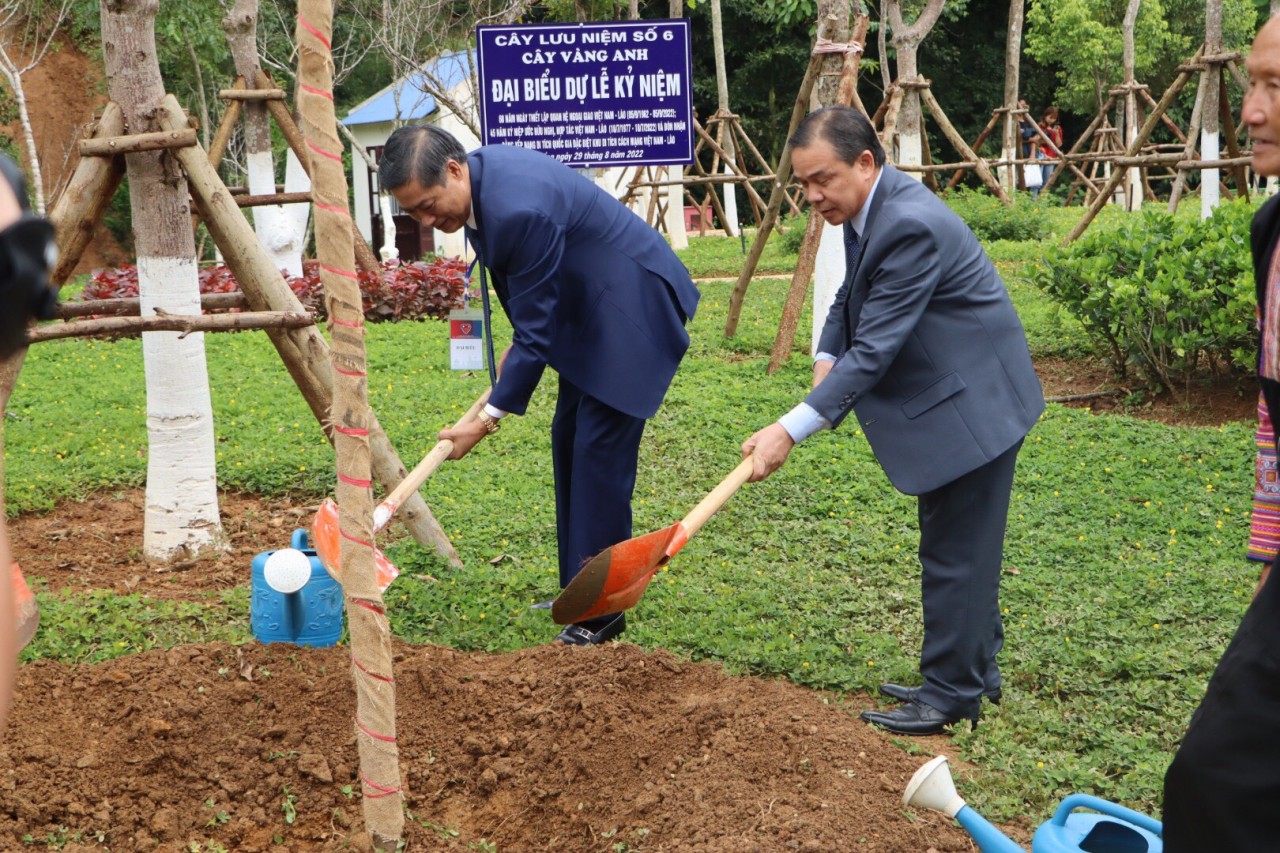 Đại sứ CHDCND Lào và đại diện tỉnh Sơn La trồng cây lưu niệm tại buổi lễ (Ảnh: Quốc Khánh). Đại sứ CHDCND Lào và đại diện tỉnh Sơn La trồng cây lưu niệm tại buổi lễ (Ảnh: Quốc Khánh).