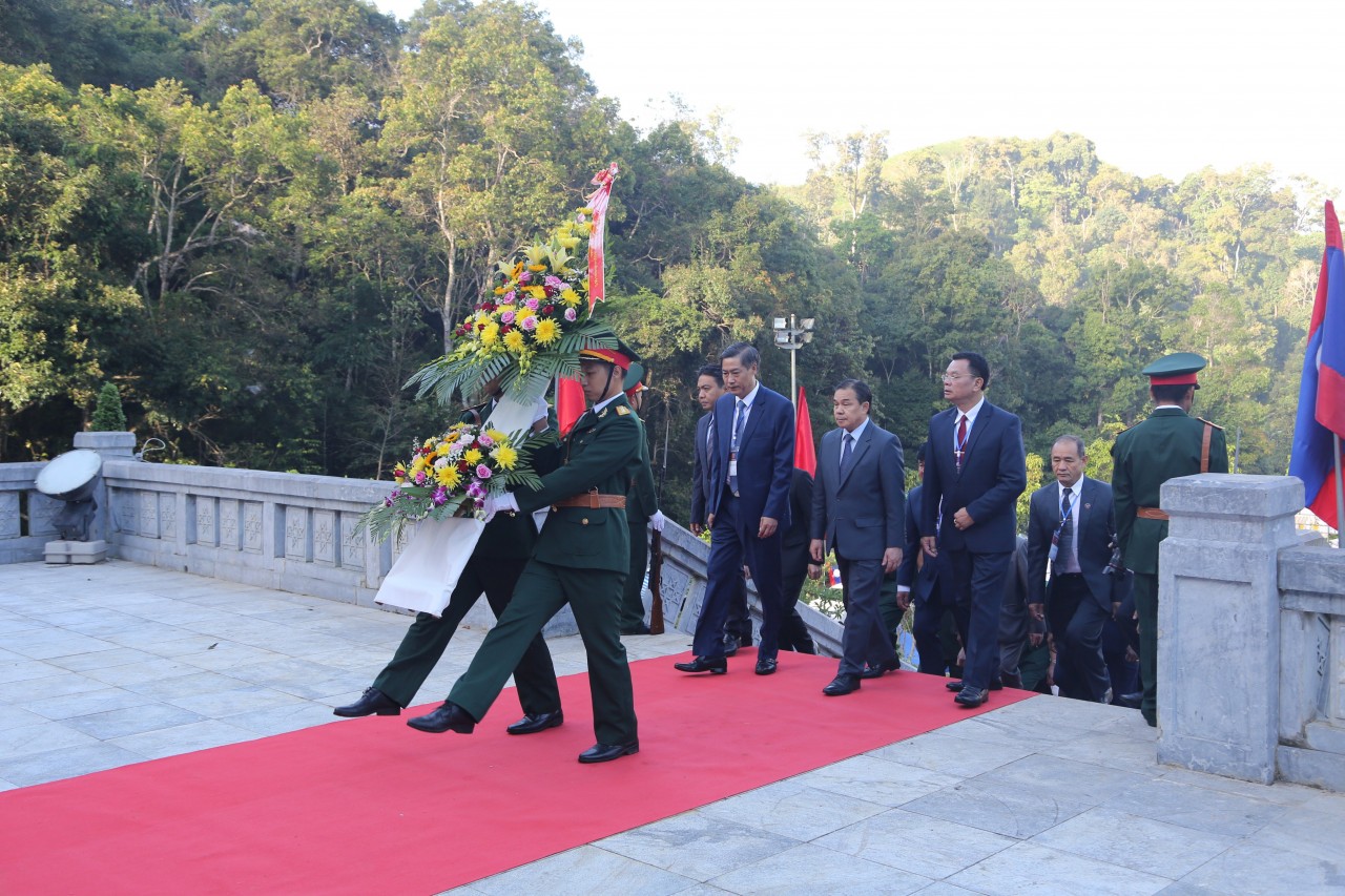 Các đại biểu đang hoa tại Đài hoa hữu nghị Việt - Lào Các đại biểu đang hoa tại Đài hoa hữu nghị Việt - Lào