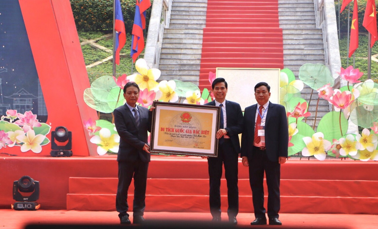 đại diện Bộ Văn hóa, Thể thao và Du lịch đã công bố và trao Quyết định số 93/QĐ-TTg ngày 18/01/2022 của Thủ tướng Chính phủ về việc xếp hạng di tích quốc xếp hạng quốc gia đặc biệt Khu di tích lịch sử cách mạng Việt Nam - Lào, tại bản Lao Khô 1, xã Phiêng Khoài, huyện Yên Châu, Sơn La (Ảnh: Quốc Khánh). đại diện Bộ Văn hóa, Thể thao và Du lịch đã công bố và trao Quyết định số 93/QĐ-TTg ngày 18/01/2022 của Thủ tướng Chính phủ về việc xếp hạng di tích quốc xếp hạng quốc gia đặc biệt Khu di tích lịch sử cách mạng Việt Nam - Lào, tại bản Lao Khô 1, xã Phiêng Khoài, huyện Yên Châu, Sơn La (Ảnh: Quốc Khánh).