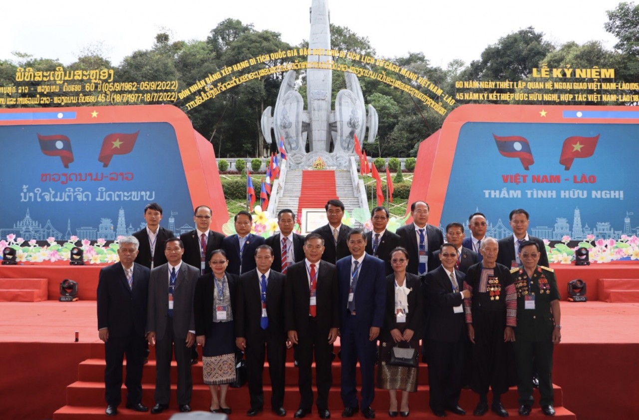 Nhiều đại biểu chụp ảnh lưu niệm tại khu du tích (Ảnh: Quốc Khánh). Nhiều đại biểu chụp ảnh lưu niệm tại khu du tích (Ảnh: Quốc Khánh).