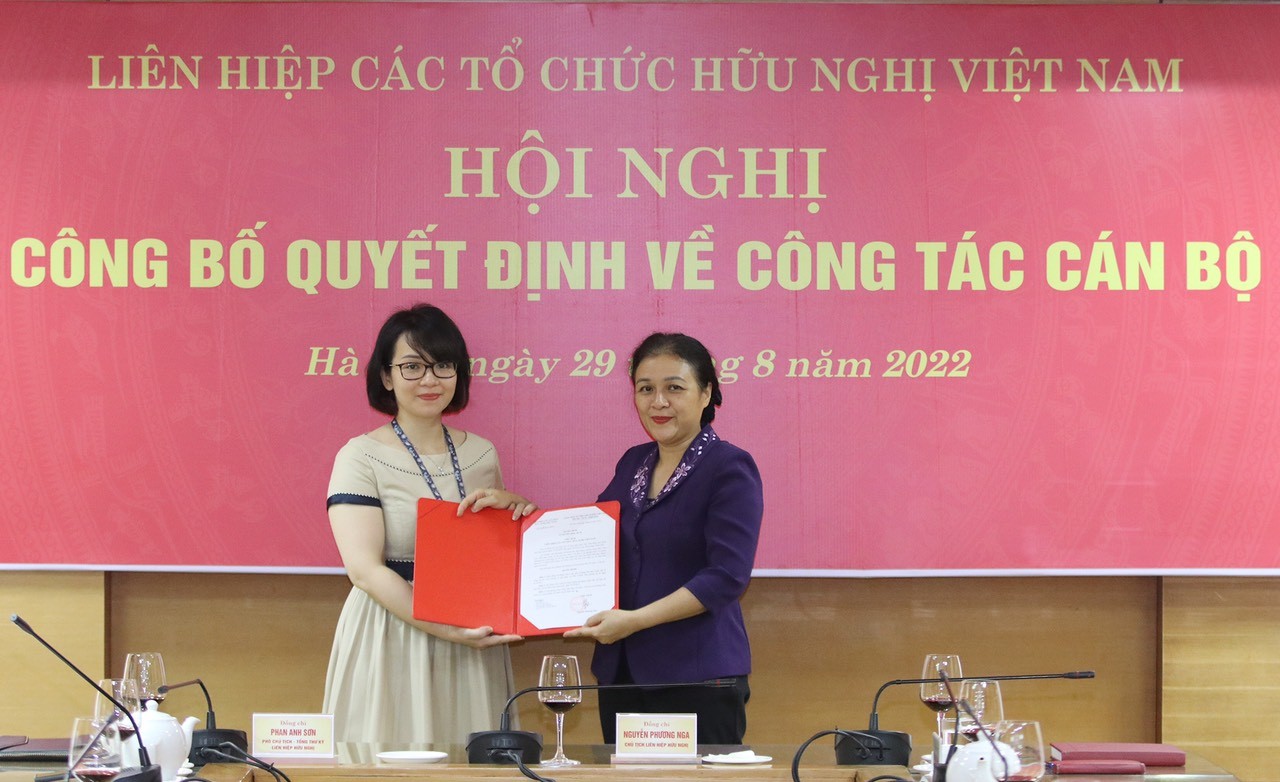 Chủ tịch Nguyễn Phương Nga (bên phải) trao quyết định điều động cho bà Phạm Thu Linh (Ảnh: Thu Hà). Chủ tịch Nguyễn Phương Nga (bên phải) trao quyết định điều động cho bà Phạm Thu Linh (Ảnh: Thu Hà).