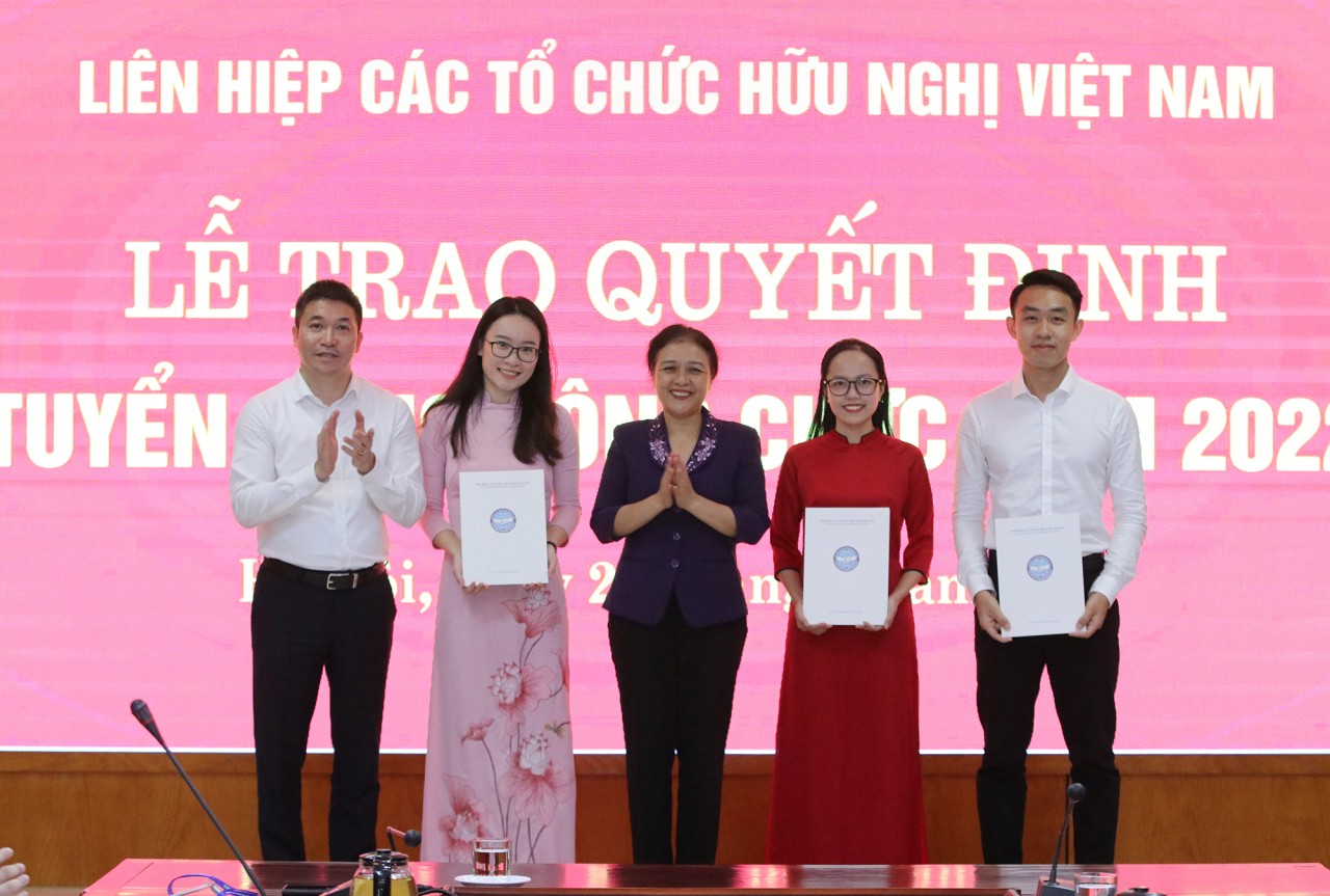 Lãnh đạo VUFO chụp ảnh cùng các cán bộ mới được tuyển dụng (Ảnh: Thu Hà). Lãnh đạo VUFO chụp ảnh cùng các cán bộ mới được tuyển dụng (Ảnh: Thu Hà).