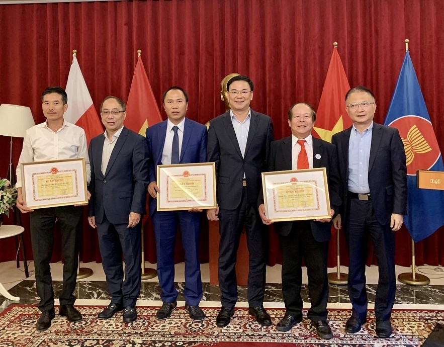 Vietnam Supports Expatriates in Poland to Overcome Difficulties Vietnam Supports Expatriates in Poland to Overcome Difficulties