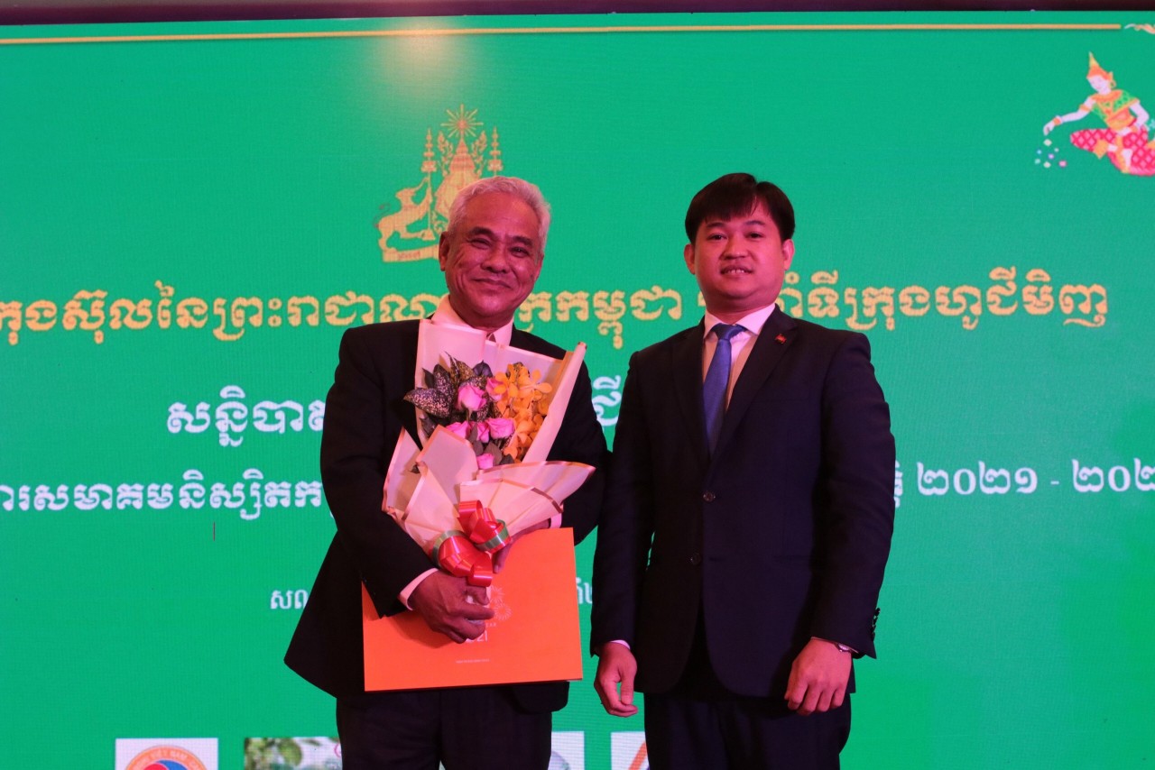 TS Lê Hồng Liêm, Chủ tịch Câu lạc bộ doanh nghiệp Việt Nam - Campuchia (bên trái)