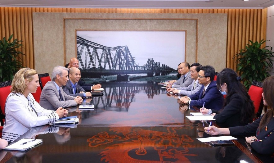 Deputy Prime Minister Vu Duc Dam receives Senior Aid to US Senator Tim Rieser at a reception in Hanoi on August 29. (Photo: VNA) Deputy Prime Minister Vu Duc Dam receives Senior Aid to US Senator Tim Rieser at a reception in Hanoi on August 29. (Photo: VNA)