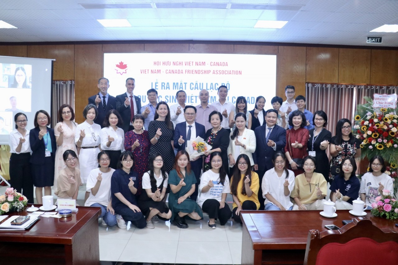 Ra mắt Câu lạc bộ cựu du học sinh Việt Nam tại Canada Ra mắt Câu lạc bộ cựu du học sinh Việt Nam tại Canada