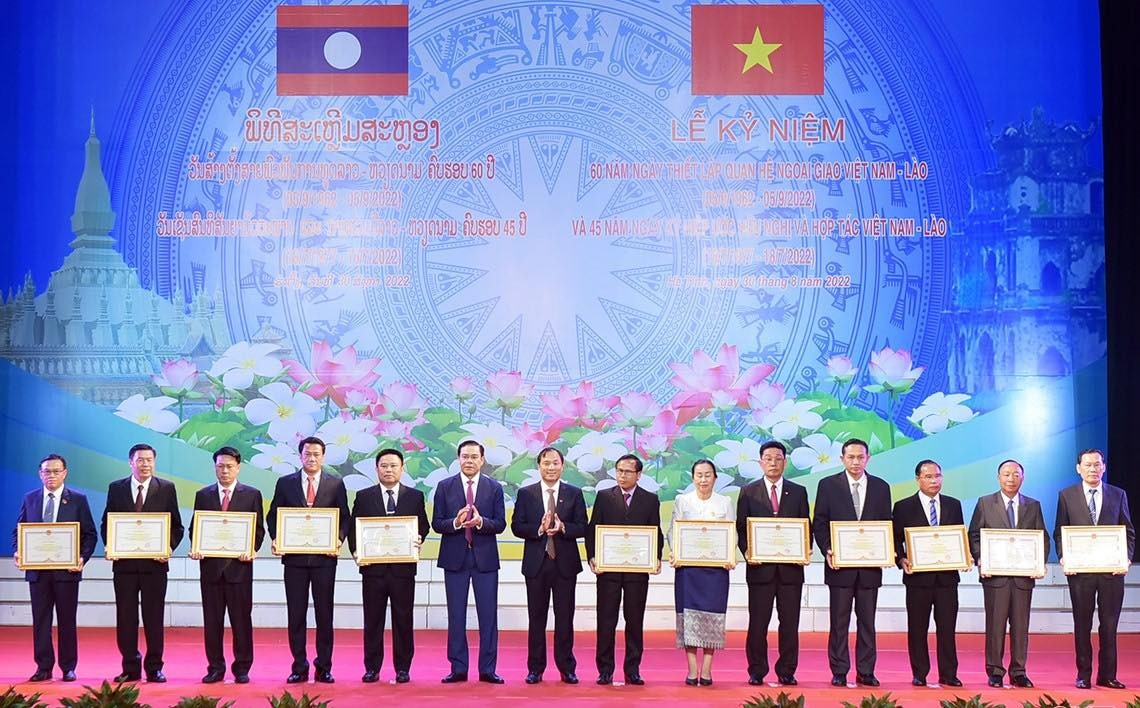 Bí thư Tỉnh uỷ Hà Tĩnh Hoàng Trung Dũng và Chủ tịch UBND tỉnh Hà Tĩnh Võ Trọng Hải trao Bằng khen cho các tập thể và cá nhân thuộc nước CHDCND Lào đã có thành tích trong việc vun đắp mối quan hệ đặc biệt Việt Nam – Lào. Bí thư Tỉnh uỷ Hà Tĩnh Hoàng Trung Dũng và Chủ tịch UBND tỉnh Hà Tĩnh Võ Trọng Hải trao Bằng khen cho các tập thể và cá nhân thuộc nước CHDCND Lào đã có thành tích trong việc vun đắp mối quan hệ đặc biệt Việt Nam – Lào.
