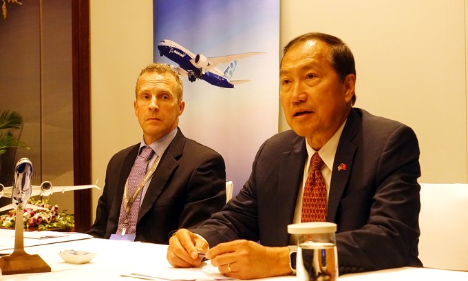 Ông Michael Nguyễn (phải) và ông Craug Abler, Giám đốc cấp cao chuỗi cung ứng khu vực châu Á của Boeing. Ảnh: Anh Tú Ông Michael Nguyễn (phải) và ông Craug Abler, Giám đốc cấp cao chuỗi cung ứng khu vực châu Á của Boeing. Ảnh: Anh Tú