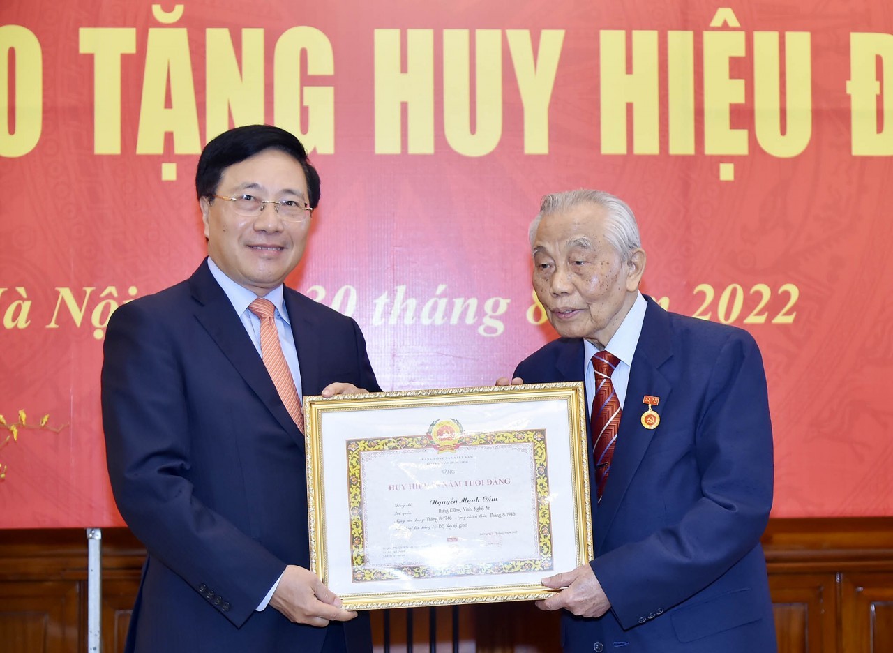 Trao Huy hiệu 75 năm tuổi Đảng cho nguyên Phó Thủ tướng Nguyễn Mạnh Cầm Trao Huy hiệu 75 năm tuổi Đảng cho nguyên Phó Thủ tướng Nguyễn Mạnh Cầm