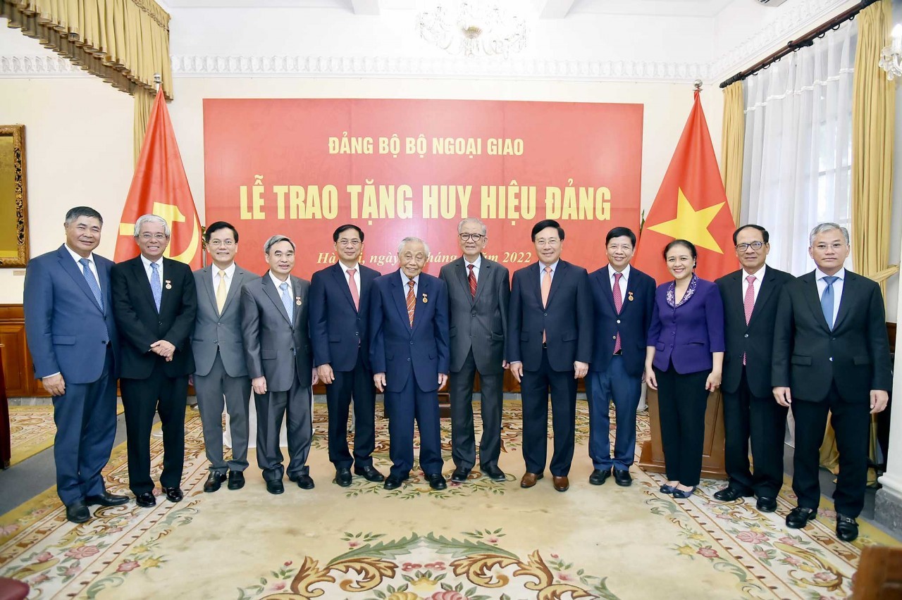 Trao Huy hiệu 75 năm tuổi Đảng cho nguyên Phó Thủ tướng Nguyễn Mạnh Cầm Trao Huy hiệu 75 năm tuổi Đảng cho nguyên Phó Thủ tướng Nguyễn Mạnh Cầm