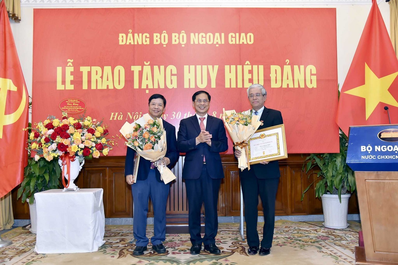Trao Huy hiệu 75 năm tuổi Đảng cho nguyên Phó Thủ tướng Nguyễn Mạnh Cầm Trao Huy hiệu 75 năm tuổi Đảng cho nguyên Phó Thủ tướng Nguyễn Mạnh Cầm