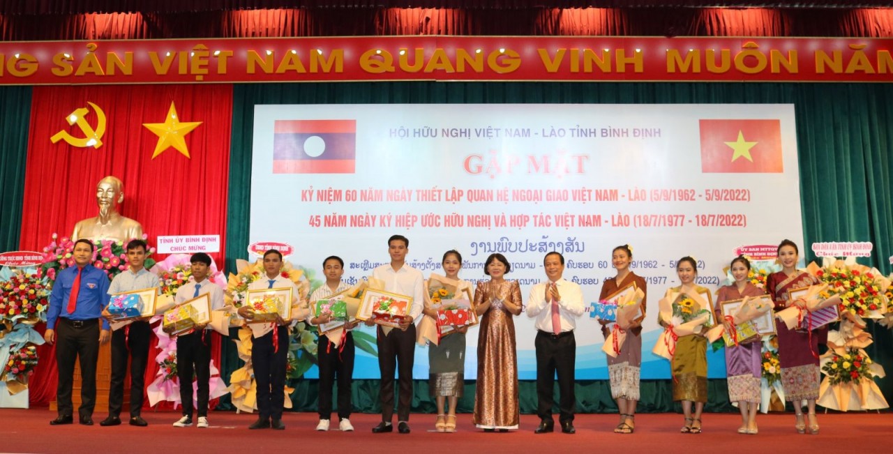 Giữ gìn và tô thắm tình hữu nghị, đoàn kết đặc biệt giữa Bình Định với các tỉnh Nam Lào Giữ gìn và tô thắm tình hữu nghị, đoàn kết đặc biệt giữa Bình Định với các tỉnh Nam Lào