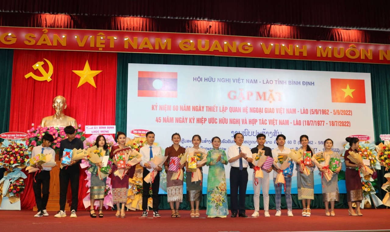 Giữ gìn và tô thắm tình hữu nghị, đoàn kết đặc biệt giữa Bình Định với các tỉnh Nam Lào Giữ gìn và tô thắm tình hữu nghị, đoàn kết đặc biệt giữa Bình Định với các tỉnh Nam Lào