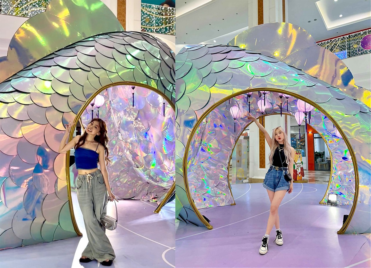 Tại Vincom Mega Mall Royal City (Hà Nội), Phi thuyền cá chép khổng lồ 7 màu thu hút nhiều hot Tiktoker trong mùa Trung thu năm nay. Tại Vincom Mega Mall Royal City (Hà Nội), Phi thuyền cá chép khổng lồ 7 màu thu hút nhiều hot Tiktoker trong mùa Trung thu năm nay.